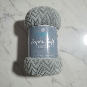 Comfort Bay Plush Gray Throw Blanket